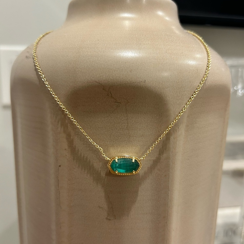 Kendra Scott - Elisa Gold Pendant Necklace in Emerald Cat’s Eye